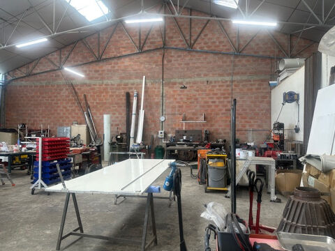   Hangar de 644 M2 sur une parcelle de 3000 M2 dans zone industriel 