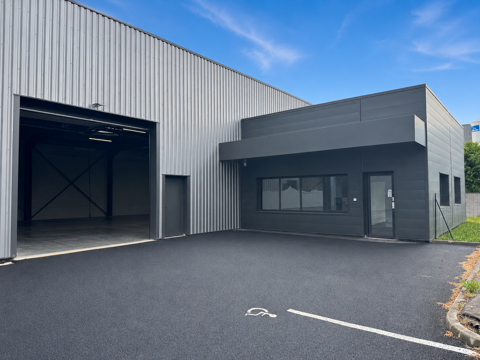 A LOUER ENTREP&Ocirc;T 300m2 AVEC BUREAUX 60m2 &Agrave; PONT-DU-CHATEAU 63430 3000 63430 Pont du chateau