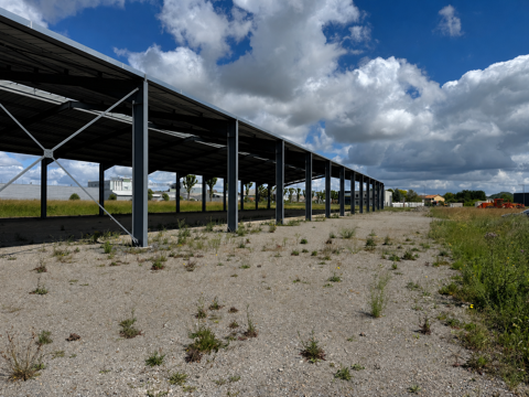   VENTE ENTREPÔT BRUT DE STRUCTURE ET DE TOITURE 1800m2 à AIGUEPERSES 