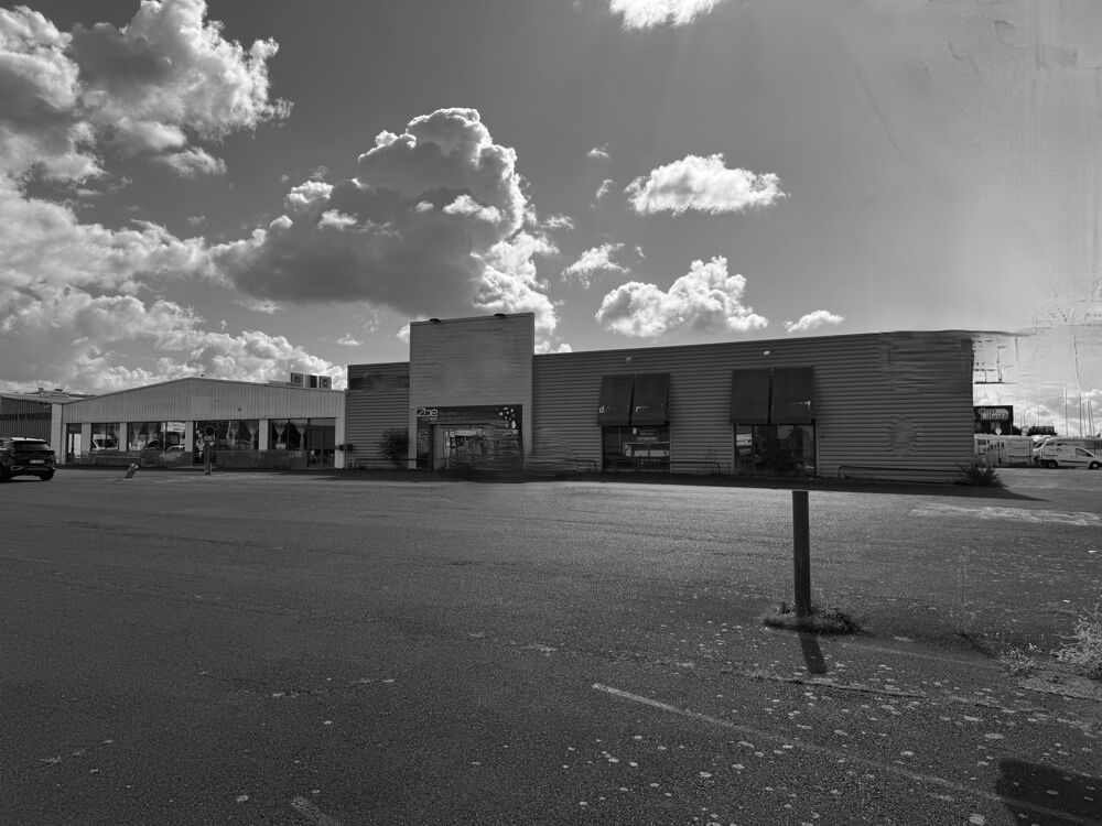   A VENDRE À COURNON-D'AUVERGNE MURS COMMERCIAUX DIVISIBLES 1100m2 