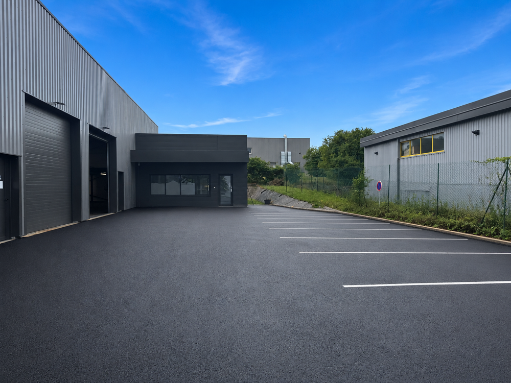   A LOUER ENTREPÔT 300m2 AVEC BUREAUX 60m2 À PONT-DU-CHATEAU 63430 Pont du chateau