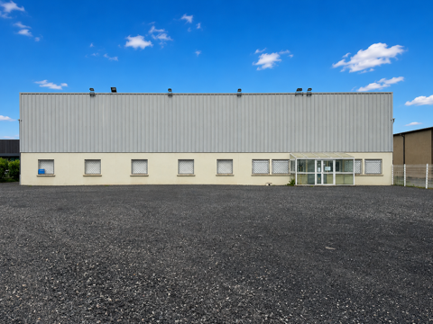   A VENDRE ENTREPÔT 850m2 AVEC PONT ROULANT ET BUREAUX 110m2 à GANNAT 03800 