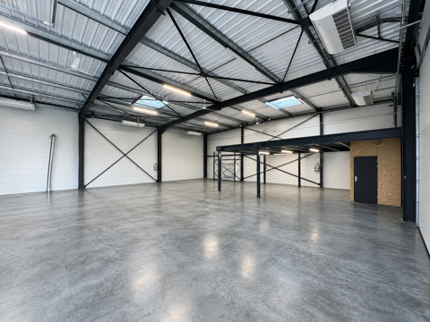   A LOUER ENTREPÔT 300m2 AVEC BUREAUX 60m2 À PONT-DU-CHATEAU 63430 