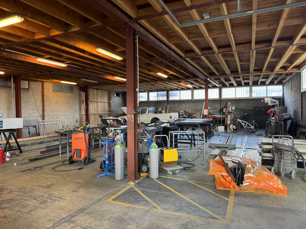   LOCAL PROFESSIONNEL BUREAU, STOCKAGE, ATELIER 450m2 (640m2 possible) 63100 CLERMONT-FERRAND LE BREZET 
