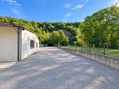   A VENDRE ENSEMBLE IMMOBILIER ENTREPÔTS/BUREAU 3346m2 à 03300 CUSSET 