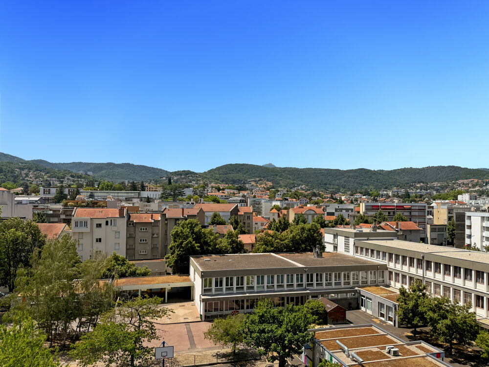 Vente Appartement Appartement de 83 m2 vue, balcon, cave et parking, plein centre Clermont ferrand