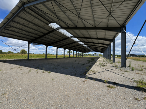   VENTE ENTREPÔT BRUT DE STRUCTURE ET DE TOITURE 1800m2 à AIGUEPERSES 