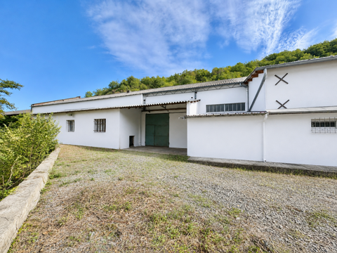   A VENDRE ENSEMBLE IMMOBILIER ENTREPÔTS/BUREAU 3346m2 à 03300 CUSSET 