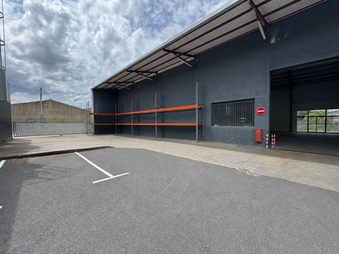   LOCAL PROFESSIONNEL BUREAUX, ENTREPÔT et SHOWROOM  1175m2 à AUBIÈRE 63170 