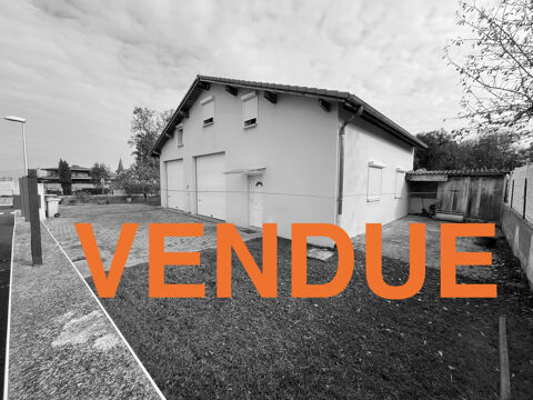   BATIMENT AVEC GRANDS GARAGES ET APPARTEMENT Maison - 2 pi�ce(s) - 45 m�