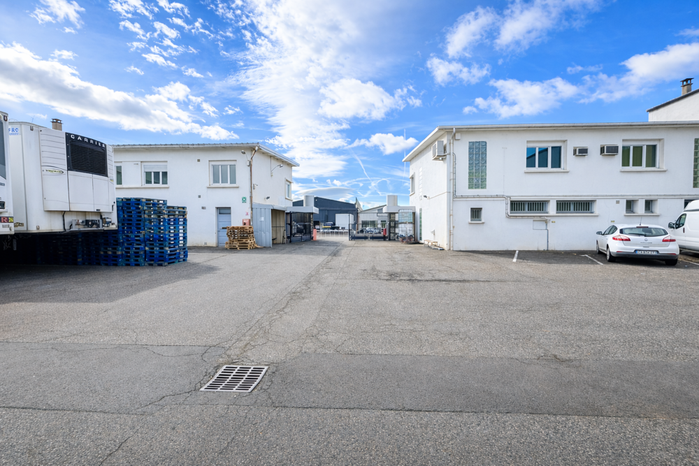   VENTE ENTREPÔT et BUREAUX 7300m2 à  CLERMONT-FERRAND LE BREZET 