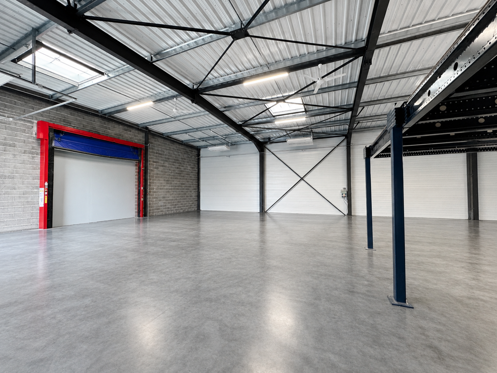   A LOUER ENTREPÔT 300m2 AVEC BUREAUX 60m2 À PONT-DU-CHATEAU 63430 Pont du chateau