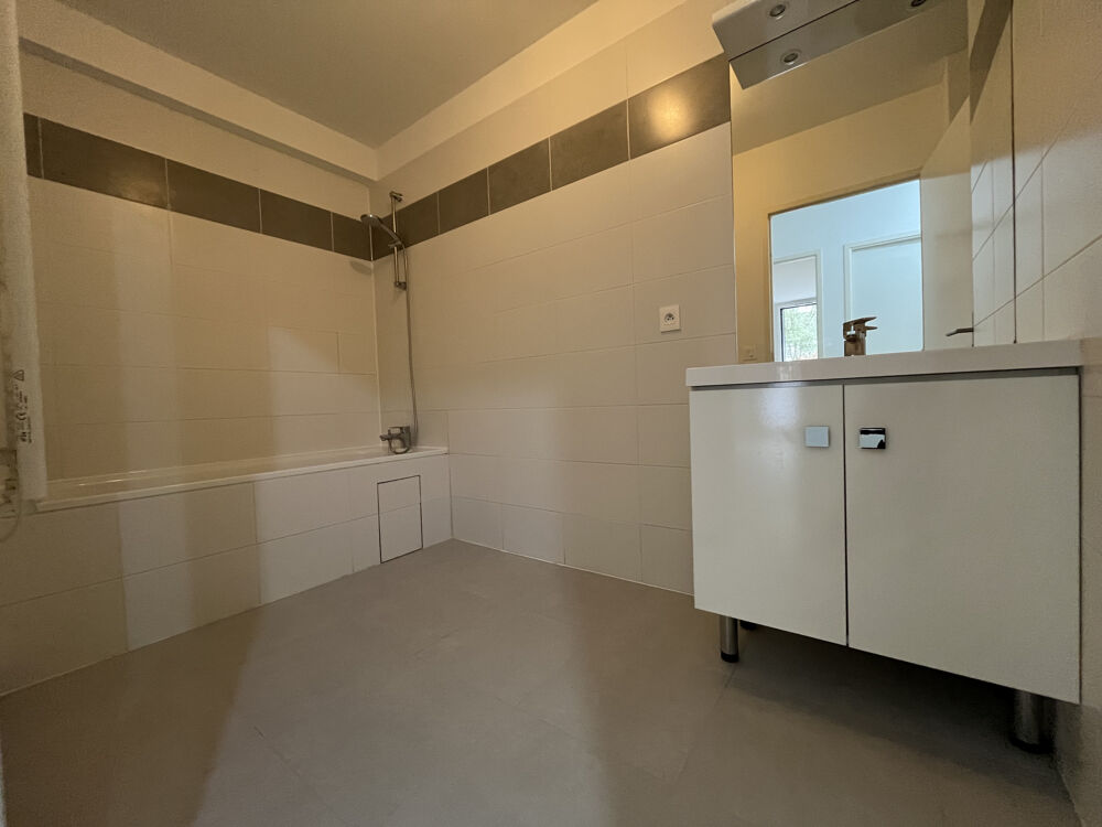 Vente Appartement BORDEAUX BASSINS À FLOT   LIMITE CHARTRONS   APPARTEMENT 3 PIÈCES   GRANDE TERRASSE 48 M2   GARAGE Bordeaux