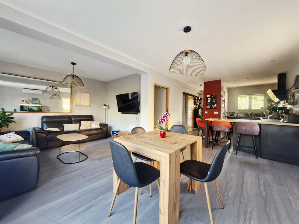 Maison 4 pièces de 100 m2 au calme et proche des commodités et du tramway.