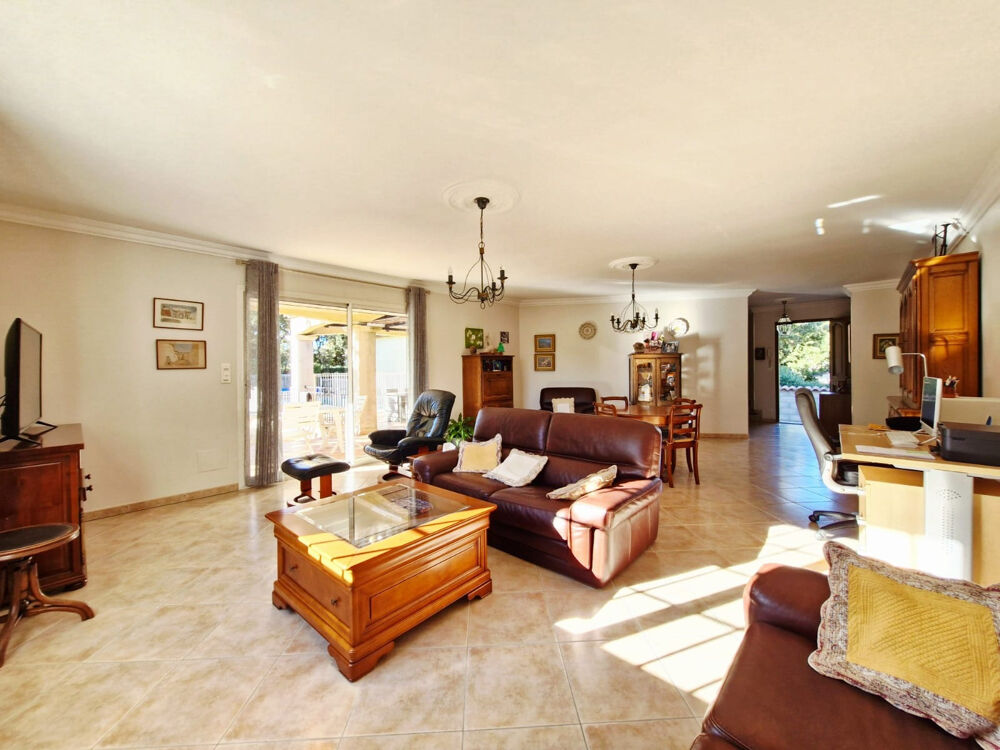 Villa 5 pièces de 170 m2 avec piscine sur une parcelle arborée de 1000m2 dans un environnement calme et sans v