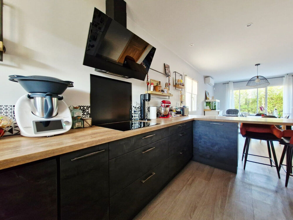 Maison 4 pièces de 100 m2 au calme et proche des commodités et du tramway.