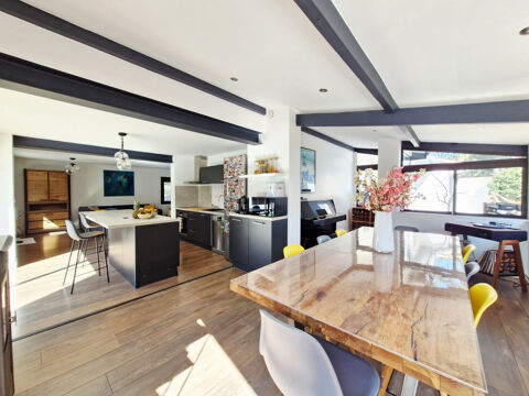   Villa familiale de 154m2 r�nov�e avec piscine chauff�e et vue nature   Exclusivit� Sussargues Maison - 6 pi�ce(s) - 154 m�