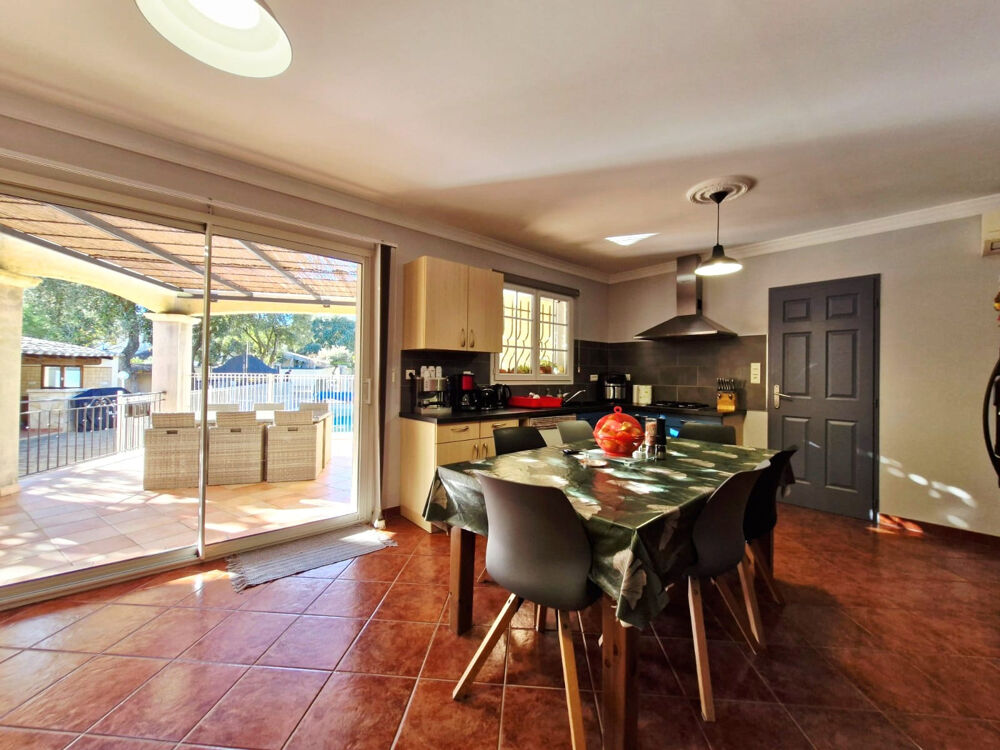 Vente Maison Villa 5 pièces de 170 m2 avec piscine sur une parcelle arborée de 1000m2 dans un environnement calme et sans v Restinclieres