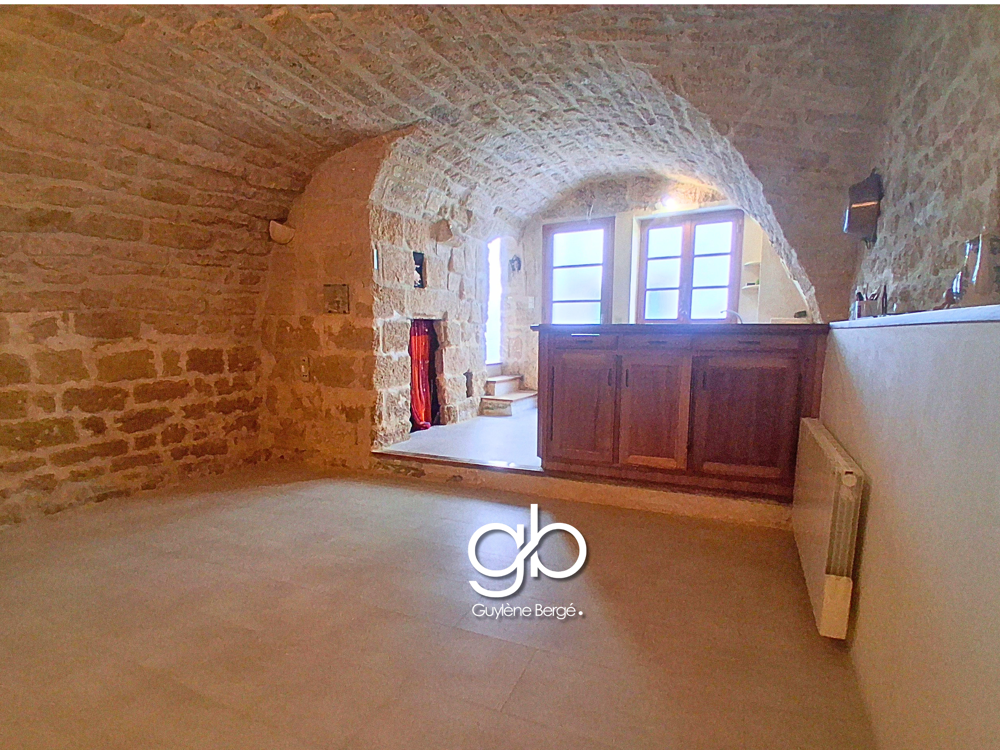 MAISON DE VILLAGE 72 M2 AVEC VOÛTE EN PIERRE- 3 CHAMBRES - CENTRE HISTORIQUE DE PIGNAN À 15 MIN