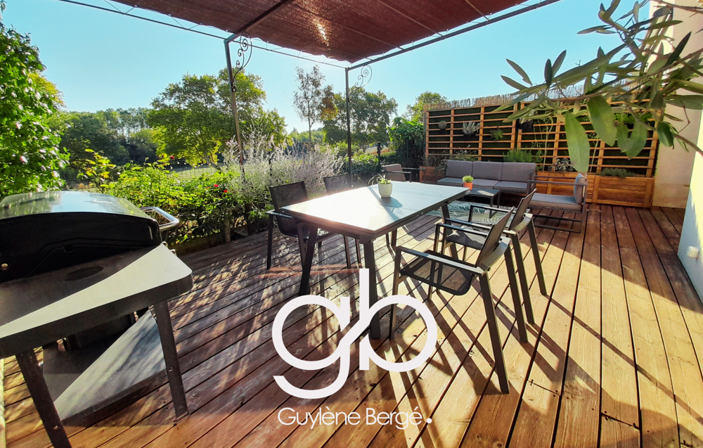 Maison Contemporaine avec Terrasse et Vue Dégagée