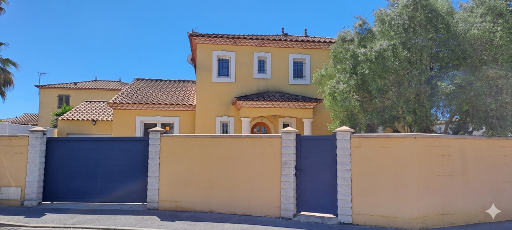 MAUGUIO : VILLA DEXCEPTION DE 181 M2 5 CHAMBRES PISCINE & PRESTATIONS HAUT DE GAMME