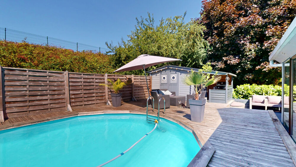 Vente Maison Maison rénovée composée de 2 appartements, grand terrain, piscine et dépendances Chalezeule