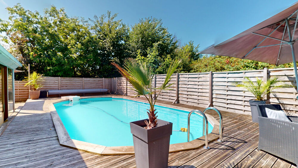 Vente Maison Maison rénovée composée de 2 appartements, grand terrain, piscine et dépendances Chalezeule