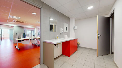   À louer   Bureaux d'environ 241 m2 avec stationnement 