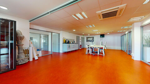   À louer   Bureaux d'environ 241 m2 avec stationnement 