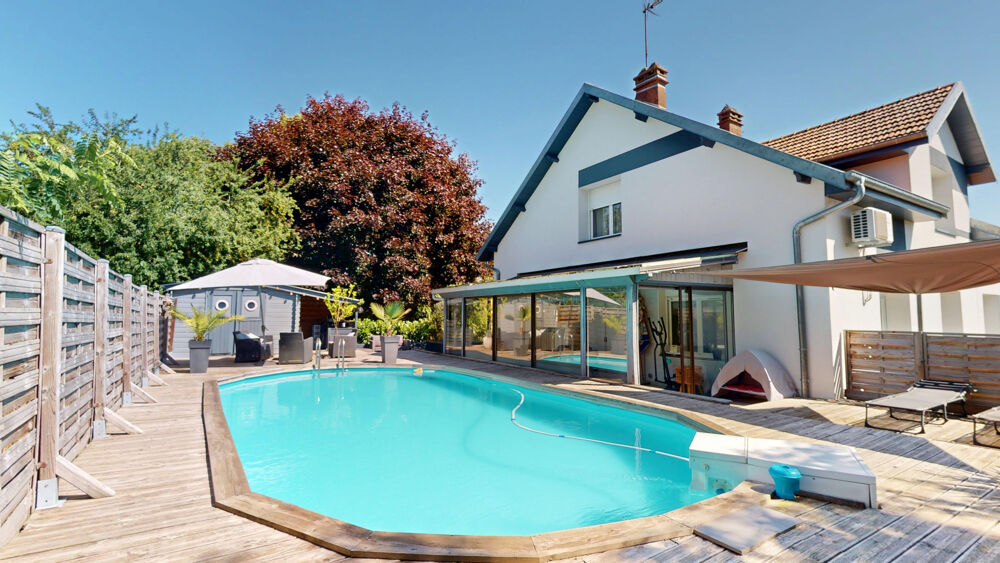 Vente Maison Maison rénovée composée de 2 appartements, grand terrain, piscine et dépendances Chalezeule