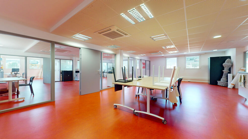   À louer   Bureaux d'environ 241 m2 avec stationnement 