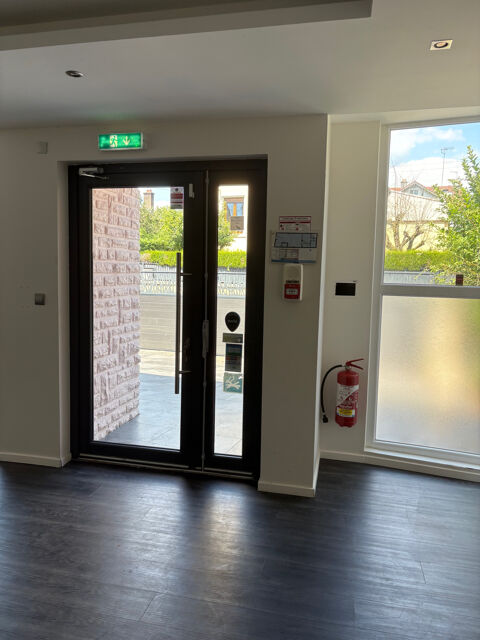   L'agence GIRARDI IMMOBILIER vous présente en exclusivité ce beau local commercial à Montbéliard. 