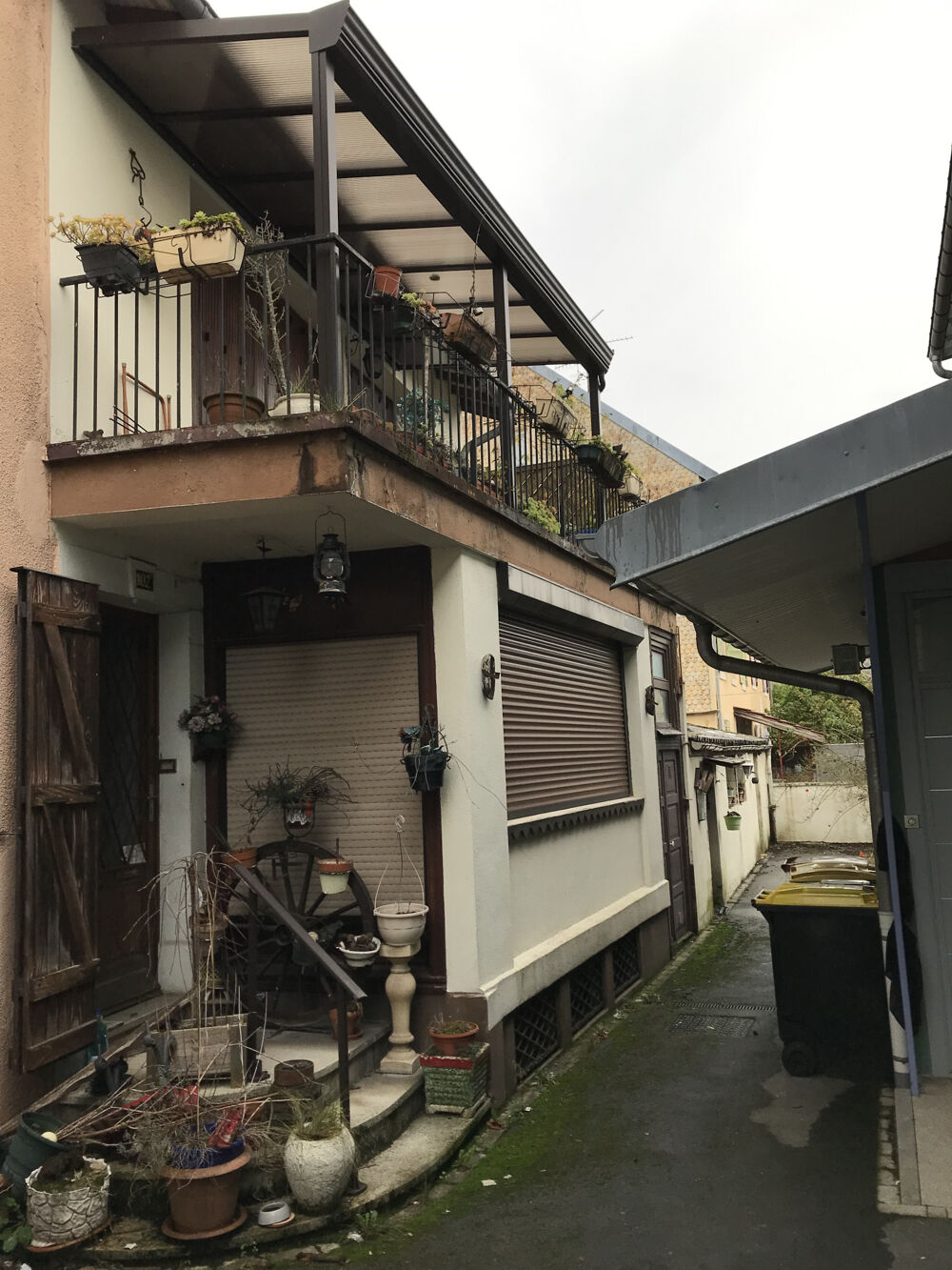 L'agence Girardi Belfort vous présente cet ensemble immobilier une partie habitation et des garages à rénover