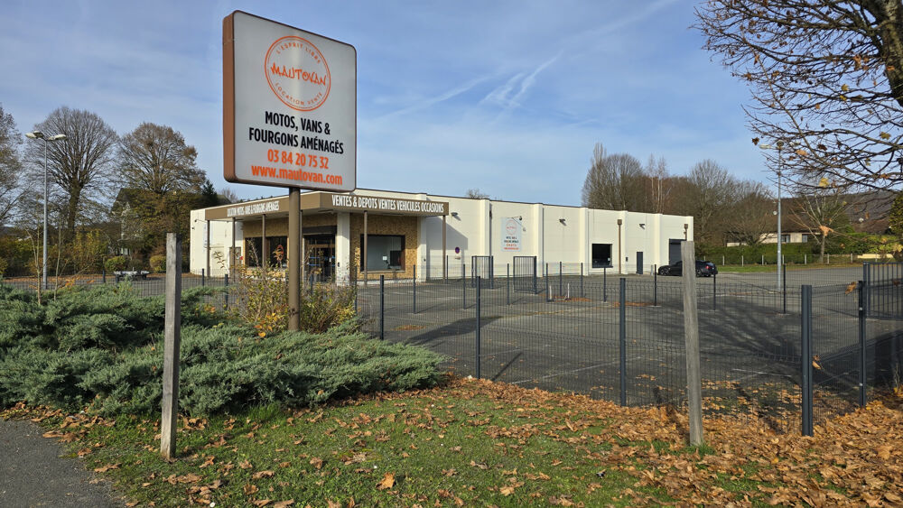   En exclusivité chez Girardi Immobilier , secteur Ronchamp , un beau local d'activité entièrement rénové . 