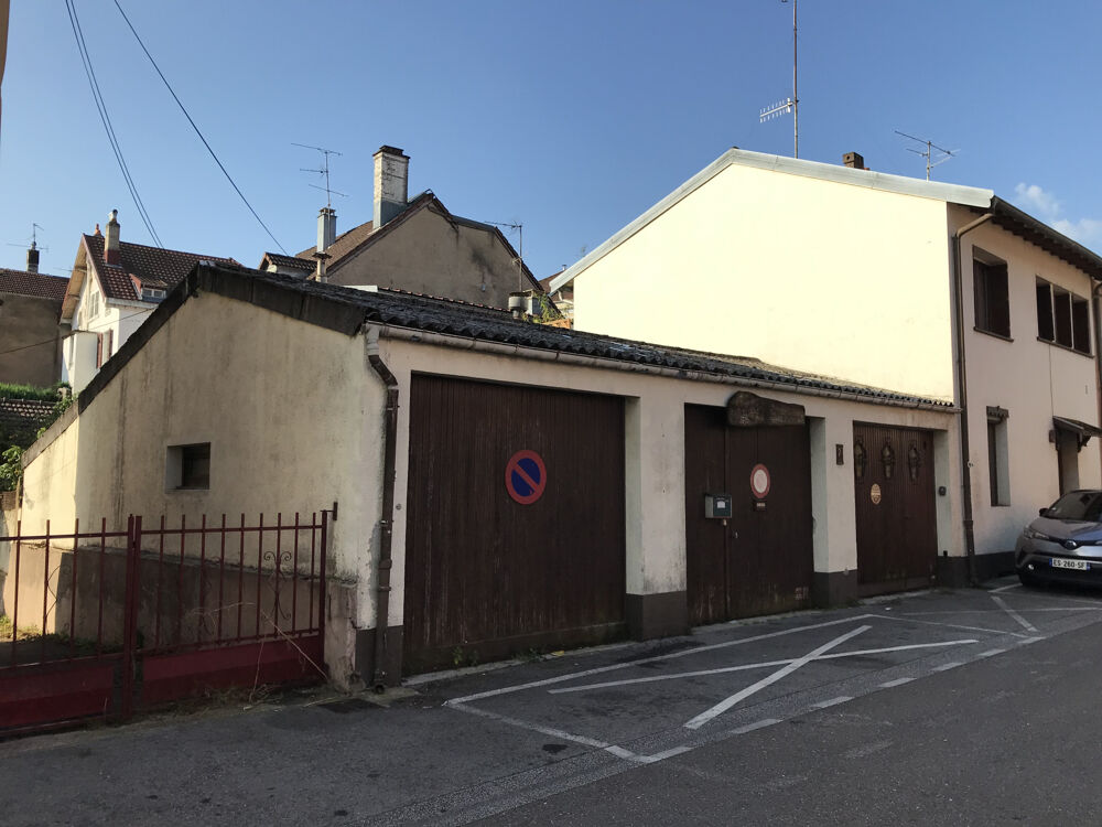 L'agence Girardi Belfort vous présente cet ensemble immobilier une partie habitation et des garages à rénover