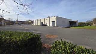   En exclusivité chez Girardi Immobilier , secteur Ronchamp , un beau local d'activité entièrement rénové . Champagney