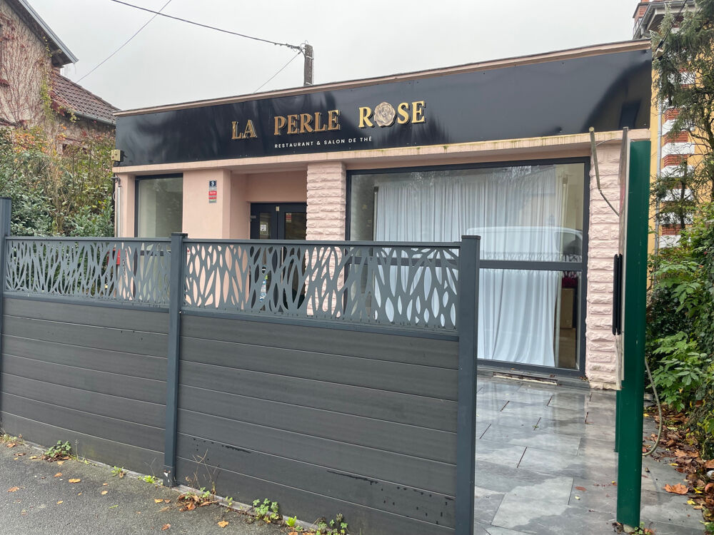   L'agence GIRARDI IMMOBILIER vous présente en exclusivité ce beau local commercial à Montbéliard. 