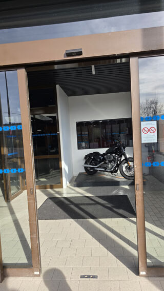   En exclusivité chez Girardi Immobilier , secteur Ronchamp , un beau local d'activité entièrement rénové . Champagney