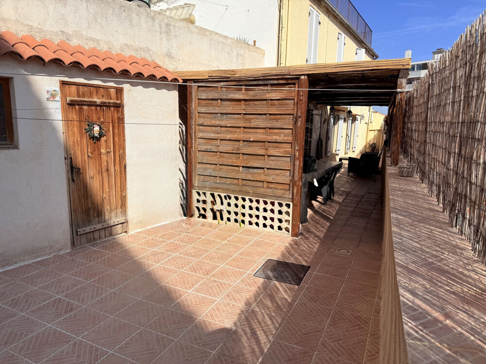 Vente Appartement Trés beau T3  Vauban 58,62 m2 LC 122,76 m2 au sol Marseille 6