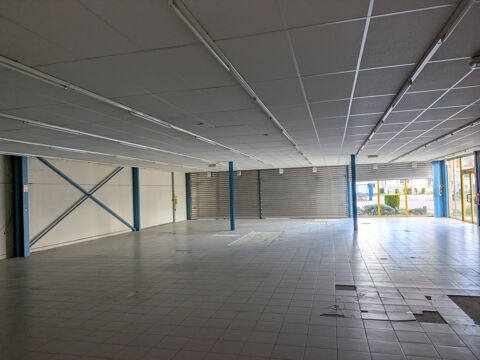   Local commercial 411 m2 avec vitrine et parking   Axe passant Saint-Dizier 