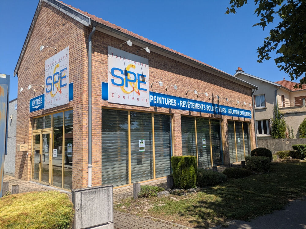   Local commercial 411 m2 avec vitrine et parking   Axe passant Saint-Dizier 