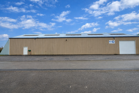 Entrep&ocirc;t de 520 m2 1400 52100 Villiers en lieu