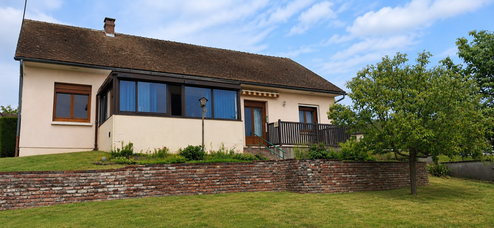 Maison individuelle 'Meublée' de 77 m2 sur terrain clos et arboré.