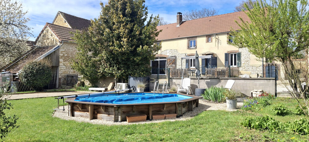 Charmante maison de village rénovée avec jardin, piscine et dépendances.