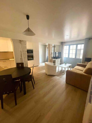 Location Appartement À LOUER   APPARTEMENT MEUBLÉ T3 DE 63 M2 AVEC COUR PRIVATIVE ET STATIONNEMENT Auxerre