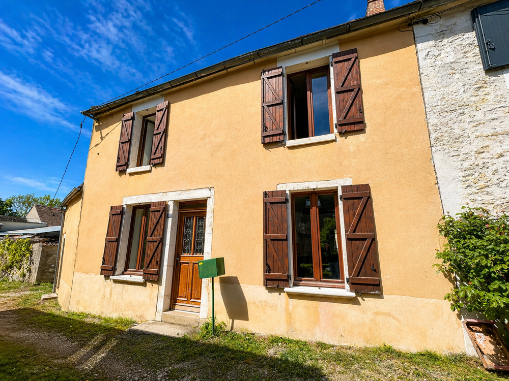 Maison de village avec dépendances et terrain fort potentiel