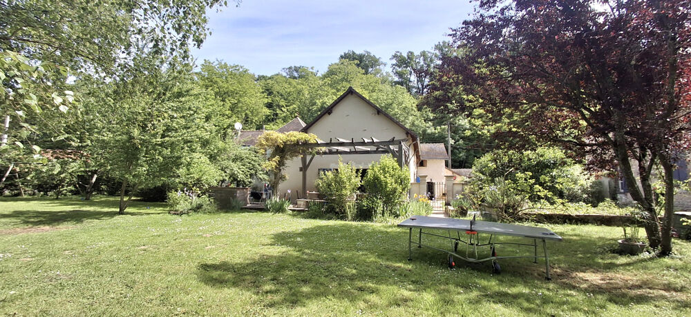 Maison de caractère bénéficiant dun environnement verdoyant et préservé.