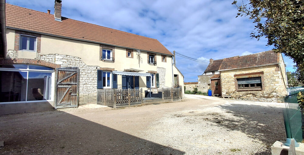 Charmante maison de village rénovée avec jardin, piscine et dépendances.