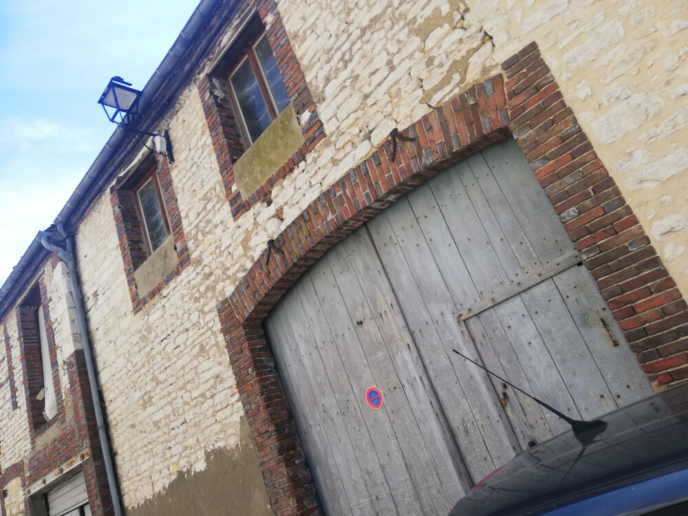 Grange garage de 106 m2 au sol, au coeur d'Aillant.