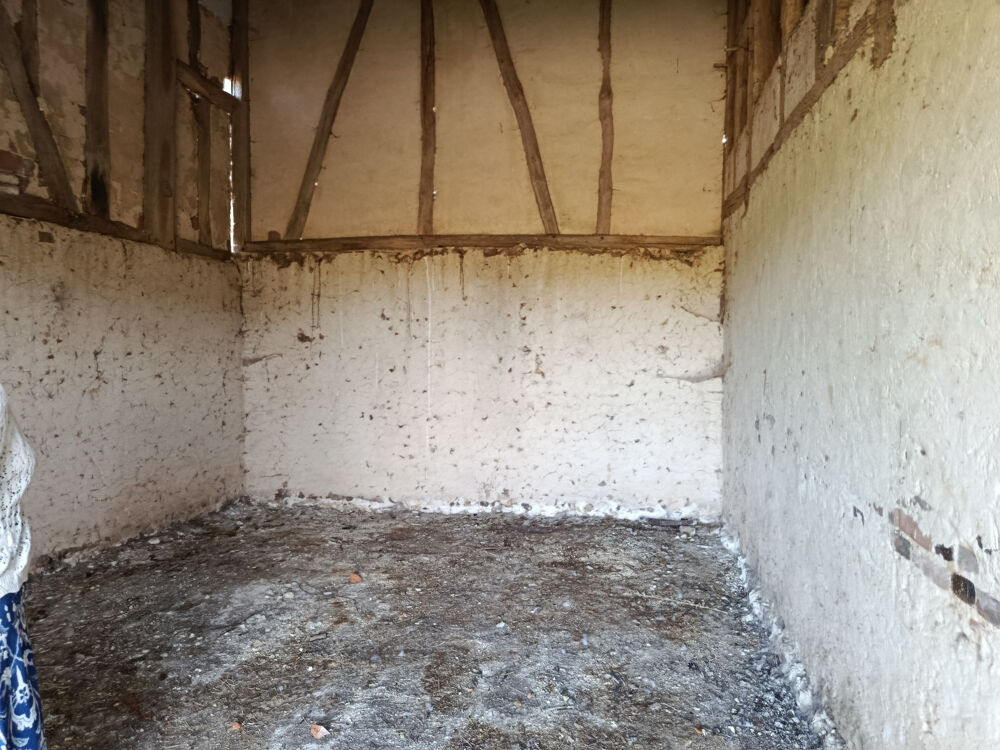Granges 180 m2 au sol, toitures neuves à aménager sur un terrain 3645 m2.
